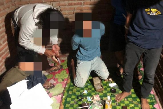 Lagi Asyik Bikin Pesta Terlarang, 3 Pemuda Kaget Dihampiri Tim Cobra - JPNN.COM