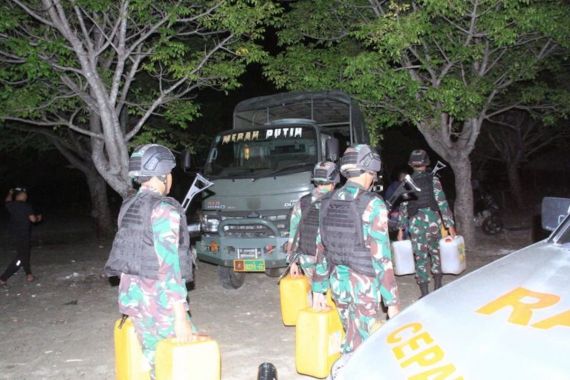 TNI AD Menggagalkan Penyelundupan Minyak Tanah ke Timor Leste - JPNN.COM
