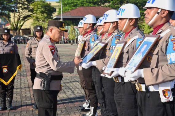 Lihat Tuh Ekspresi Irjen Lotharia Latif Saat Melihat Foto 5 Anggota Polisi yang Dipecat - JPNN.COM