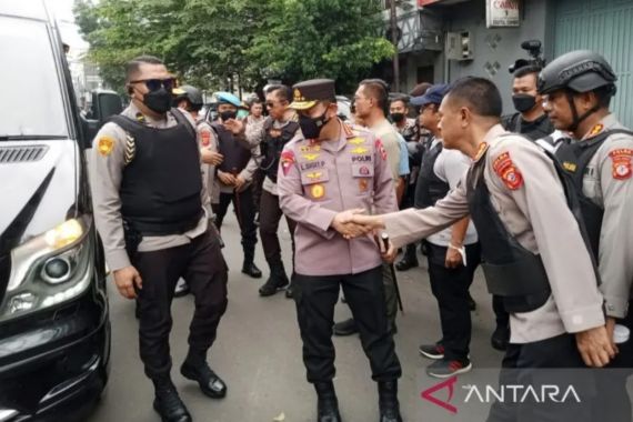 Kapolri Jenderal Listyo ke TKP Bom Bunuh Diri Bandung, Brimob: Tolong Mundur - JPNN.COM