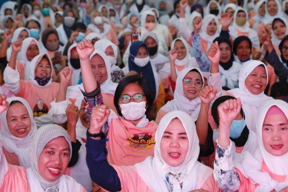 Ribuan Mak-Mak di DKI Jakarta Sangat Mengidolakan Ganjar Pranowo - JPNN.COM