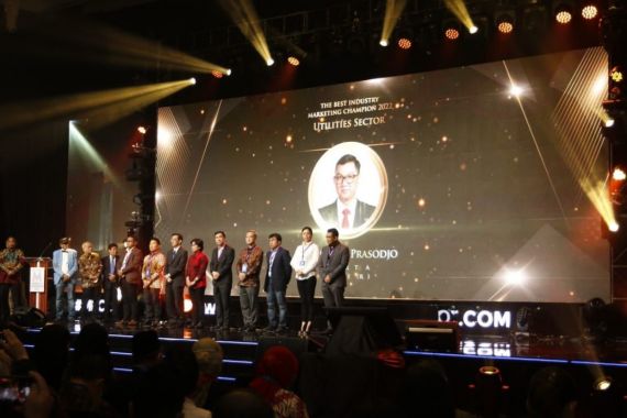 Pelayanan Makin Baik, PLN Raih Penghargaan The Best Industry Marketing Champion 2022 - JPNN.COM