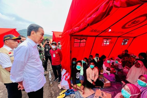 Korban Gempa Cianjur Tak Usah Khawatir, Jokowi Sebut TNI-Polri Ikut Membantu Membangun Rumah - JPNN.COM