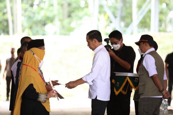 Jokowi Serahkan Dana Stimulan kepada Korban Gempa Cianjur, Dicairkan Bertahap - JPNN.COM