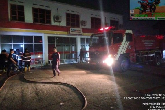 Ruko Alfamart Pom Bensin di Palembang Kebakaran, 3 Unit Branwir Dikerahkan - JPNN.COM