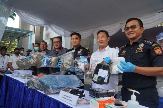 Sinergi Bea Cukai-BNN Gagalkan Peredaran Narkotika di Bali - JPNN.COM