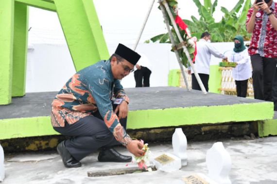 Kemendes PDTT Gelar Upacara Tabur Bunga di Kompleks Makam Pionir Transmigrasi - JPNN.COM