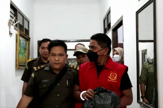 Korupsi Dana Desa, Kades Pulau Betung Pampangan Ditahan, Tuh Tampangnya - JPNN.COM