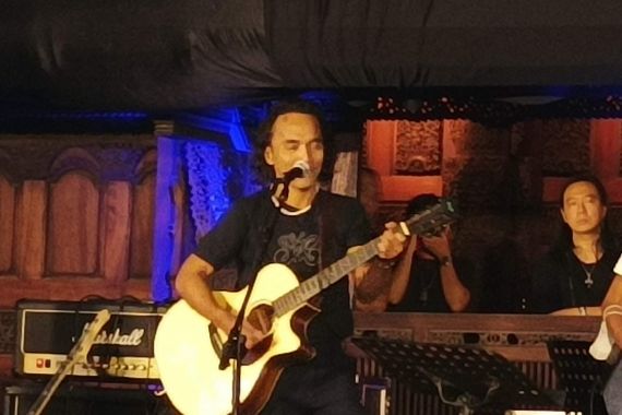 Gitar Kaka Slank Terlelang Rp 50 Juta di Konser Amal, Ini Sosok Pembelinya - JPNN.COM