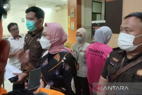 Mbak NF Tertunduk Malu Memakai Rompi Merah Muda, Dia Ternyata - JPNN.COM