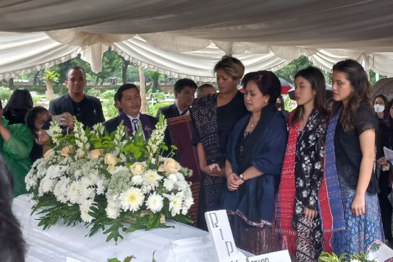Isak Tangis Marsha Aruan dan Adik Iringi Pemakaman Sang Ayah - JPNN.COM