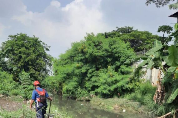 Anak Hanyut di Kali Cakung Belum Ditemukan, Petugas Melanjutkan Pencarian - JPNN.COM