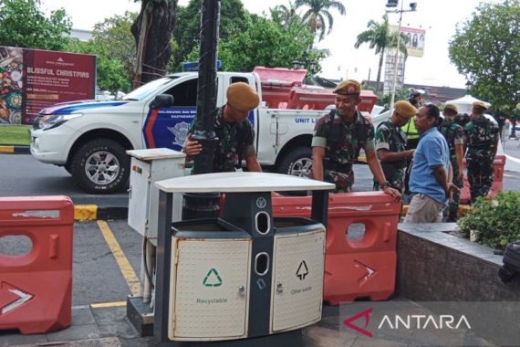 Menjelang Akad Nikah Kaesang-Erina, Prajurit TNI Memperketat Pengamanan Hotel Royal Ambarrukmo - JPNN.COM