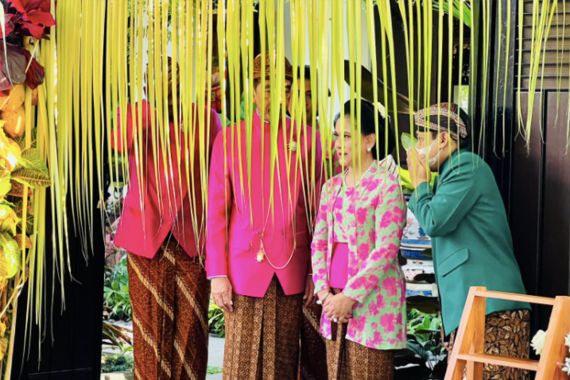 Prosesi Siraman Kaesang Pangarep, Pak Jokowi Pakai Beskap Pink Fuchsia - JPNN.COM
