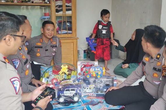 Ditlantas Polda Riau Sambangi Anak Penderita Kanker di Pekanbaru - JPNN.COM