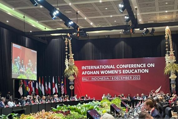 Perempuan Afghanistan Makin Terpinggirkan, Menlu Retno Galang Dukungan Internasional - JPNN.COM