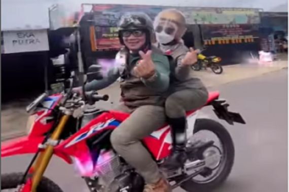 Ridwan Kamil Ajak Atalia Praratya Naik Motor Trail, Lihat deh Tangannya - JPNN.COM