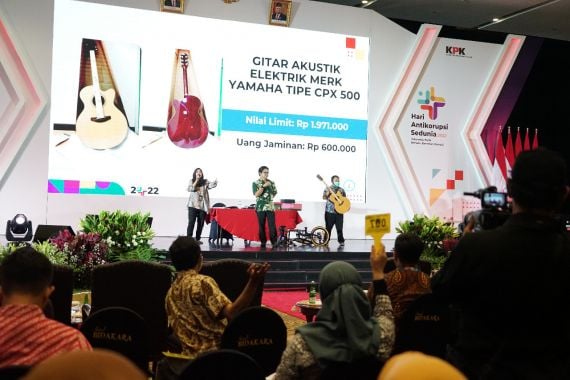 KPK Lelang Barang eks Gratifikasi, Ada Gitar Akustik hingga Jam Tangan - JPNN.COM