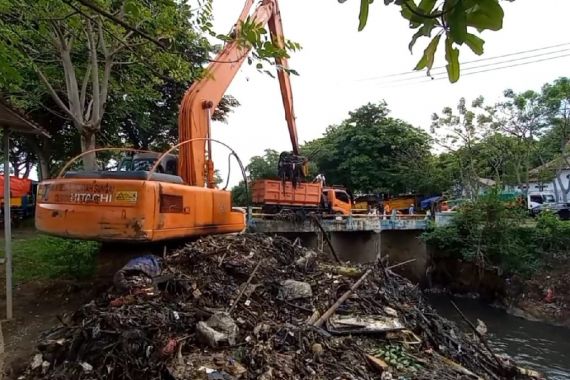 Tumpukan Sampah di Kali Jambe Bekasi Diangkut, Capai 100 Ton - JPNN.COM