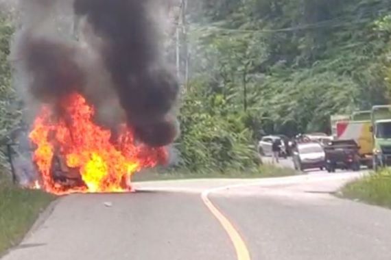 Jalur Lintas Riau-Sumbar Macet Total, Ternyata Ini Penyebabnya - JPNN.COM