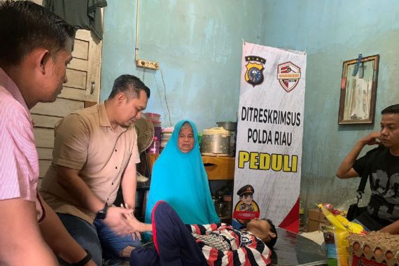 Ditreskrimsus Polda Riau Peduli Bantu Penyandang Disabilitas di Pekanbaru - JPNN.COM