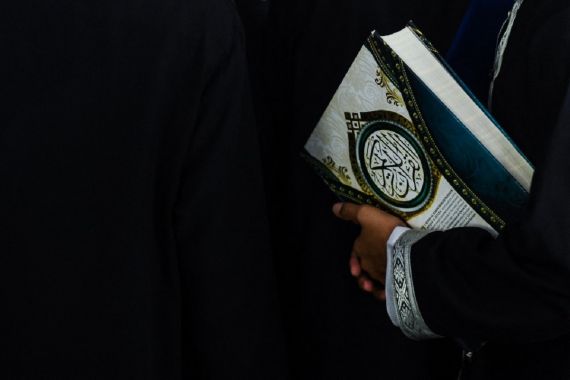 Al-Quran Kembali Dinistakan di Swedia, Dirusak dan Dirantai - JPNN.COM