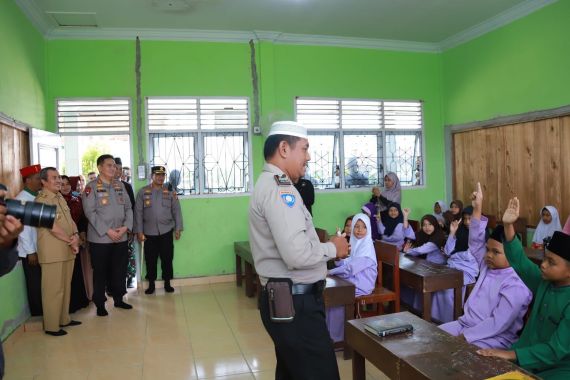 Aiptu Mustakim Sedang Mengajar Mengaji, Irjen Iqbal Bawa Gubernur Riau Beri Kejutan - JPNN.COM