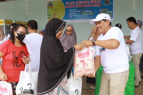 Sandi Uno Fans Club Gelar Bazar Sembako Murah di Batam, Ratusan Mak-mak Mengantre - JPNN.COM