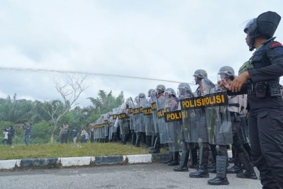 Pengamanan Eksekusi Lahan di Siak Berjalan Sukses, 10 Terduga Provokator Diamankan Polisi - JPNN.COM
