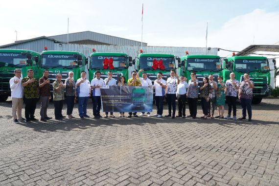 UD Trucks Indonesia Menyerahkan 32 Truk Quester Euro 5 ke Tunas Rent dan BSA - JPNN.COM