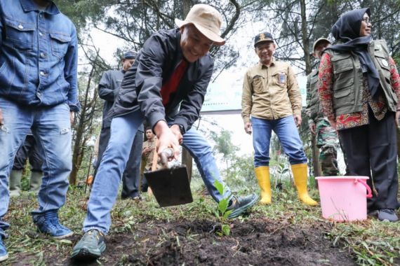 Ganjar Pranowo Ikut Tanam 283 Ribu Kopi Bersama Petani Milenial di Dieng - JPNN.COM