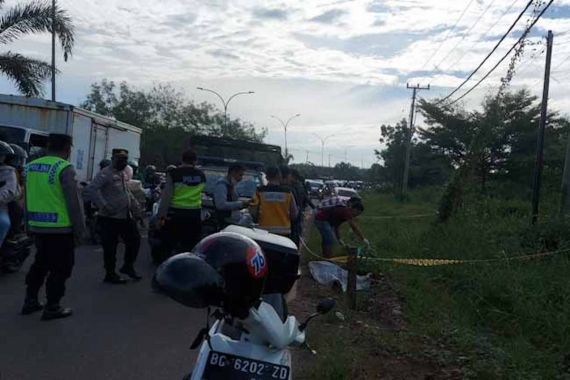 Mayat Wanita Ditemukan Telentang di Pinggir Jalan, Kondisinya Mengenaskan - JPNN.COM