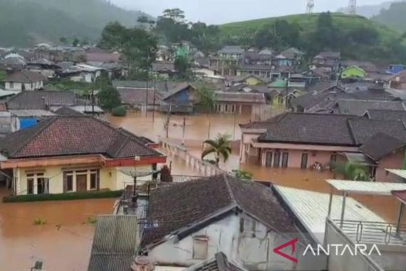 Banjir Setinggi 1 Meter Menerjang Ratusan Rumah di Sukanagara-Cianjur - JPNN.COM