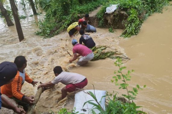 Dini Hari Warga Ketitang Wetan Pati Terendam Banjir - JPNN.COM