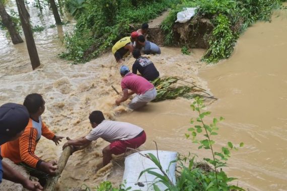 Tanggul Sungai Kaliombo Pati Jebol, Ratusan Rumah Terendam Banjir - JPNN.COM