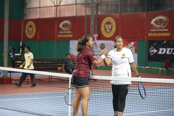 Atlet Kembar PORBIN Kembali Juarai Nomor Tunggal Putri Turnamen Tenis Nasional - JPNN.COM