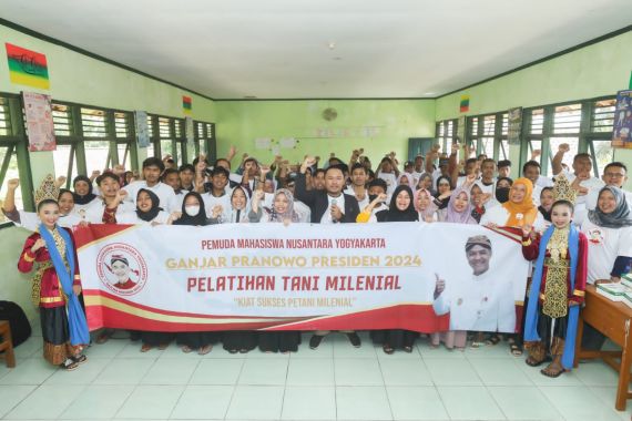 Pemuda dan Mahasiswa Pendukung Ganjar Gelar Pelatihan Tani di Gunung Kidul - JPNN.COM