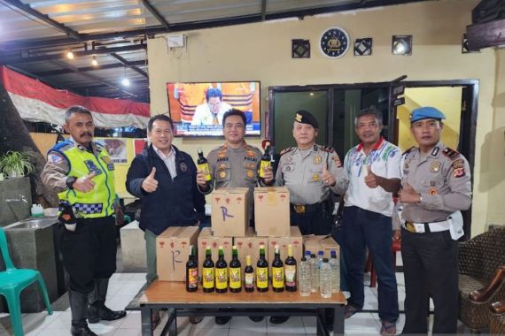 Menjelang Tahun Baru, Polisi Menggencarkan Razia Minuman Beralkohol Ilegal di Bandung - JPNN.COM