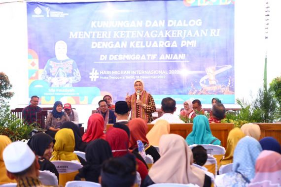 Tinjau Desa Migran Produktif di Lombok Timur, Menaker Berdialog dengan Anak-anak PMI - JPNN.COM