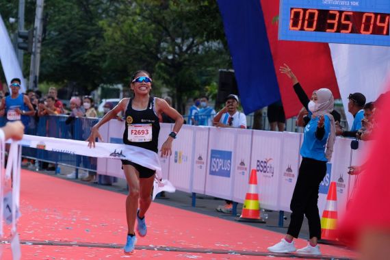 Pelari PORBIN Odekta Elvina Menjuarai Lomba Lari Semarang 10K - JPNN.COM