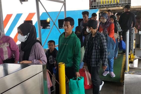 Jumlah Penumpang di Pelabuhan Bakauheni Lampung Meningkat - JPNN.COM