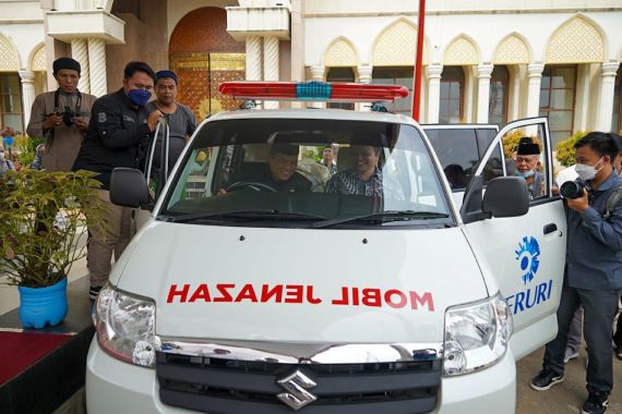 Peruri Salurkan Ambulans Jenazah Bantu Masyarakat Karawang - JPNN.COM