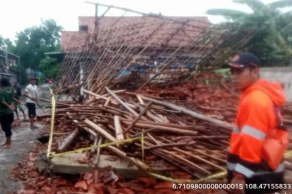 Angin Kencang Menghancurkan Bangunan di Cirebon - JPNN.COM