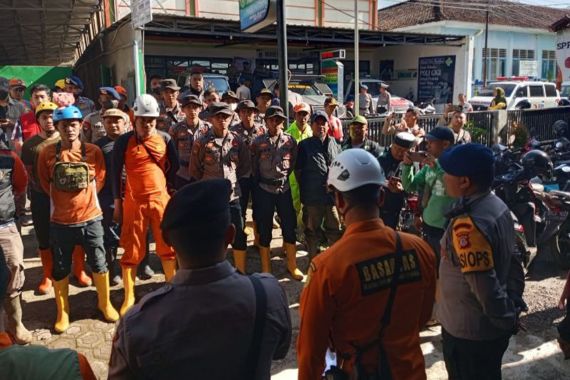 Longsor dan Banjir Lumpur Terjang Sumedang, 2 Orang Hilang, Tim SAR Gabungan Bergerak - JPNN.COM