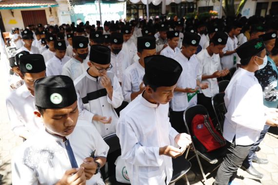 Setarakan Pendidikan Pesantren dengan Formal, Ganjar Didukung jadi Presiden Oleh Ribuan Santri di Bandung - JPNN.COM