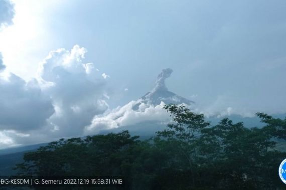 Gunung Semeru Erupsi Lagi, 100 Detik Lontarkan Abu Setinggi 1,5 Kilometer - JPNN.COM