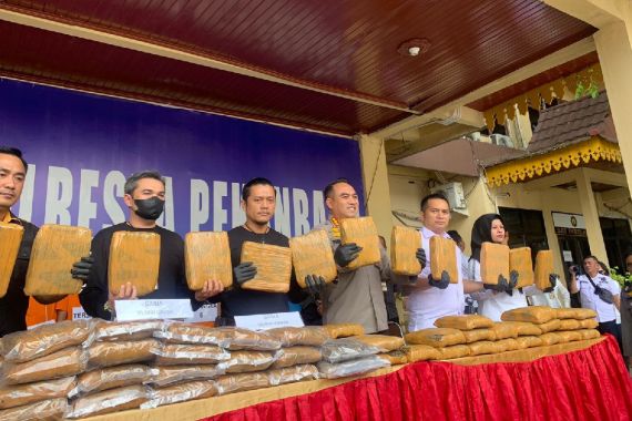 Polresta Pekanbaru Gagalkan Peredaran 73 Kg Ganja Kering untuk Pesta Tahun Baru - JPNN.COM