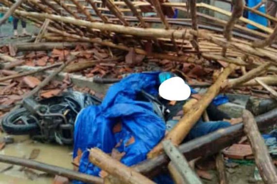 Seorang Warga Tewas Tertimpa Bangunan Saat Angin Kencang di Cirebon - JPNN.COM