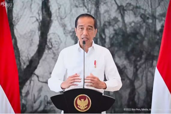 UGM Berulang Tahun ke-73, Presiden Jokowi Singgung Program Hilirisasi SDA, Simak - JPNN.COM