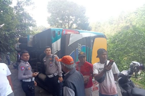 Bus Rombongan Mahasiswa UNRI Terbalik, Begini Kondisinya - JPNN.COM